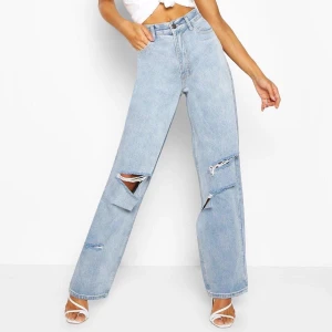 boohoo håliga jeans - the iconic boohoo jeans med hål i storlek 38🤩 använda 3 gånger typ så i nyskick. ansvarar inte för postens slarv och skriv om du undrar någonting🥰