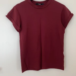 T-shirt Bikbok - En T-shirt från Bikbok i storlek XS. Använt en gång. Fraktkostnad tillkommer.