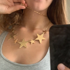 Guldigt stjärn-halsband  - Ett jättegulligt halsband med stjärnor på som tyvärr inte kommer till användning. Tror att det är köpt på ur och Penn. I jättebra skick! ❤️