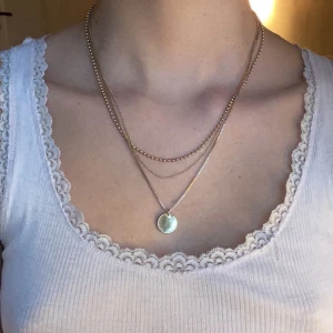 halsband  - 3 i ett! jättefina, och i fint skick💗 kan mötas på söder eller frakta. färgen ser skum ut på denna bild då ljuset skiftar men i verkligheten är den helt guldig!