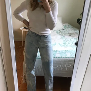 Weekday byxor - Modellen Row. Har blekt dom själv. Säljer pga har ett liknande par. Storlek: 27/32. Pris kan diskuteras 