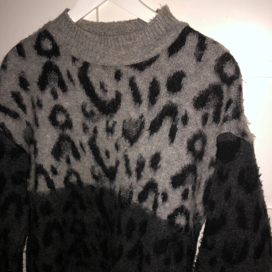 Stickad leopard tröja