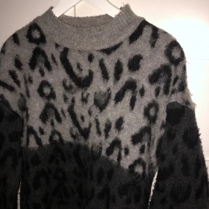 Stickad leopard tröja - Såå fin tröja i leopardmönster från Mango! Verkligen mysig och perfekt till hösten, storleken är S. Köparen står för frakten💖