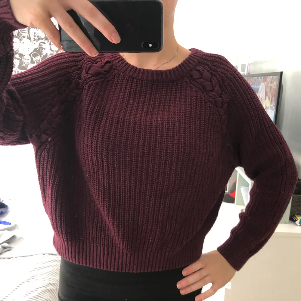 Short sweater. (4 out of 5 points) burgundy color. Can fit size M and size S . Stickat.
