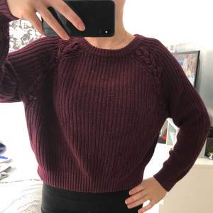 Short sweater. (4 out of 5 points) burgundy color. Can fit size M and size S 