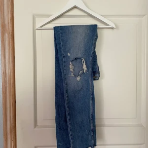 Slitna jeans från Gina Tricot  - Slitna jeans med hål från Gina Tricot strl 40 men passar även strl 36-38 för en oversized känsla. Färgen på bilden är inte rättvis då jeansen är i en ljusare tvätt (syns lite tydligare på bild 2-3). Fraktkostnad tillkommer // kan möta upp runt Karlshamn. 