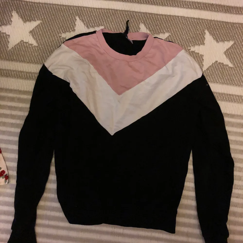Färg: rosa,vit,svart.  storlek:XS. Säljer pågrund av att jag inte använder den. . Tröjor & Koftor.