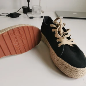 Kylie Crazy - Nya skor, aldrig använda. Står storlek 40 i dom men är små i storleken så passar en 38-39. Köparen står för frakten. 