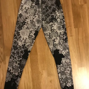 Fina leggings!! - Super fina leggings med coola mönster! Kan ta ner priset vid snabb affär!