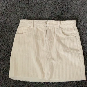 Manchester kjol, Ginatricot - En jättesöt beige sommarkjol från Ginatricot i Manchester tyg, strl 34, säljer pga att den är för kort, 150kr frakt ingår 