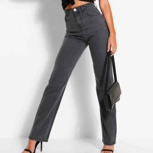  - Högmidjade och raka jeans i urtvättad svart färg från Boohoo. Utsålda i strl 38. Säljer pga för små för mig, därav helt oanvända med prislapp. Kompisen på bilden är 166cm lång :) Köparen står för frakt.