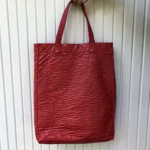 Fin röd vintage väska i jätte fin stick. Som ny. Cirka 30 cm lång. Bekväm i axeln. Frakt tillkommer ✨🛍
