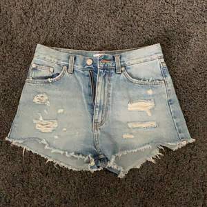 blåa jeansshorts från ZARA i strl 34, säljer för de är för små, 100kr frakt ingår