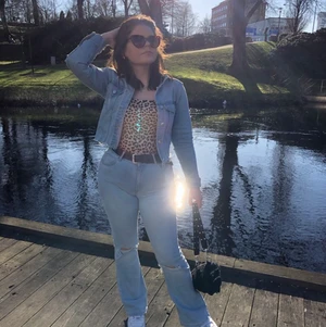 Bootcut jeans - Bootcut jeans med hål vid knäna. Storlek L. Jättefina o ganska stretchiga, säljer pga för stora för mig. Frakt ingår i priset 