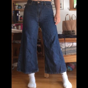 Vida jeans från bershka! - Jättesnygga byxor som sitter så fint men måste tyvärr sälja pga att de är för korta för mig. De är i strlk 36 men de passar lätt ngn med 38 o ksk 40! 