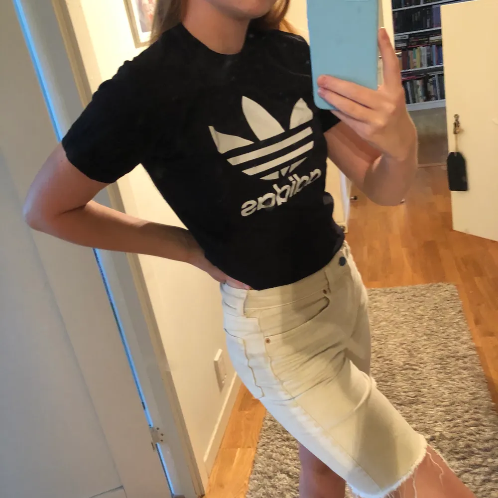 Nästintill oanvänd Adidas topp, förmodligen fake men märks ej på kvalite, tryck etc. Bär vanligtvis S/M men lite tight på mig så skulle säga att denna passar på S bäst. . T-shirts.