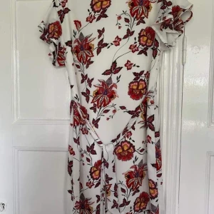 SÖKER DESSA KLÄNNINGAR  - SÖKER dessa klänningar den blommiga från hm och den grå från vero Moda. Söker i strl s-m