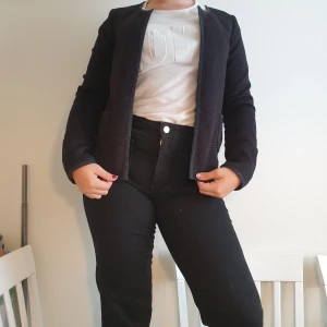 Kavaj - Kavaj aktig kofta elr nåt. Vet inte hur jag ska beskriva den. Köpare står för frakt.