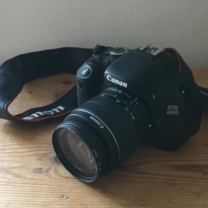 Systemkamera - Canon EOS 600D! Erbjuder: kamera, objektiv (18-55), 2 batterier + laddare, en användarhandbok, några cd-skivor? och sladd för bildöverföring. Köpt 2013 men i fint skick, enda som saknas är linsskydd. Hmu vid intresse så kan vi bestämma ett pris ❤️