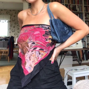 Superhärlig scarf - Skitsnygg scarf i fina färger och mönster! Så snygg som en topp eller hårband😍 Den är formad som en trekant och inte som en rektangel :) FRI FRAKT :)