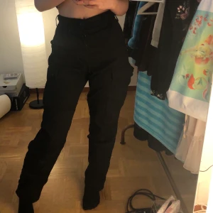 premium kvalitet byxor - specialbeställda från USA. XS waist: 23-27 inseam: 29 1/2 to 32 1/2. massor av funktionella fickor på dom här tåliga militär byxorna:) köpte dom för 800 men dom kommer aldrig till användning så dom får gå vidare till någon annan