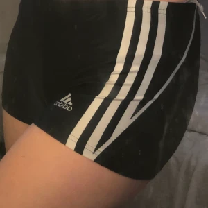 Adidas shorts strl S/M - Adidas shorts superfina i strl S / M! 🦋✌🏼☺️❤️ Kolla biograf för frakt m.m, andra frågor - skriv ett dm så är jag snabb på att svara ☺️☺️ säljs mycket billigt!