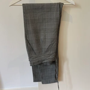 Rutiga kostymbyxor  - Superfina grårutiga kostymbyxor från VERO MODA. Lite mjukare material så går både att klä upp och klä ner. 