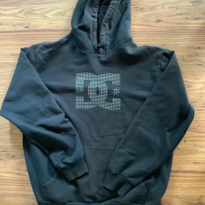 DC hoodie - Välanvänd och ganska urtvättad, men fortfarande sjukt snygg och har mycket kvar att ge! Loggan består av små trefärgade punkter vilket ger den en snygg 3D-look. Pga flera intresserade är det bud i kommentarsfältet från 230 som gäller!