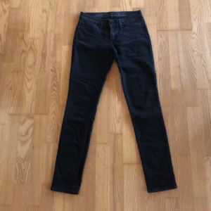 Levis jeans  - Jätte fina skinny jeans från Levis och i bra skick, nästan aldrig använda. Sälje dom pågår att dom är för små för mej. Köparen står för frakt  