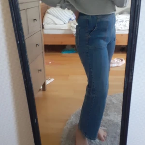 "Mom jeans ich" - Aldig använda bra kvalitet. Inga hål eller FLÄCKAR.
