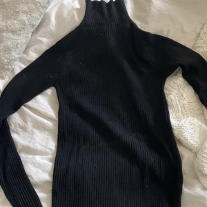 Tröja  - Lång ärmad ribbad tröja med polo som inte kommer till andvändning längre. Storlek S men passar en xs också.