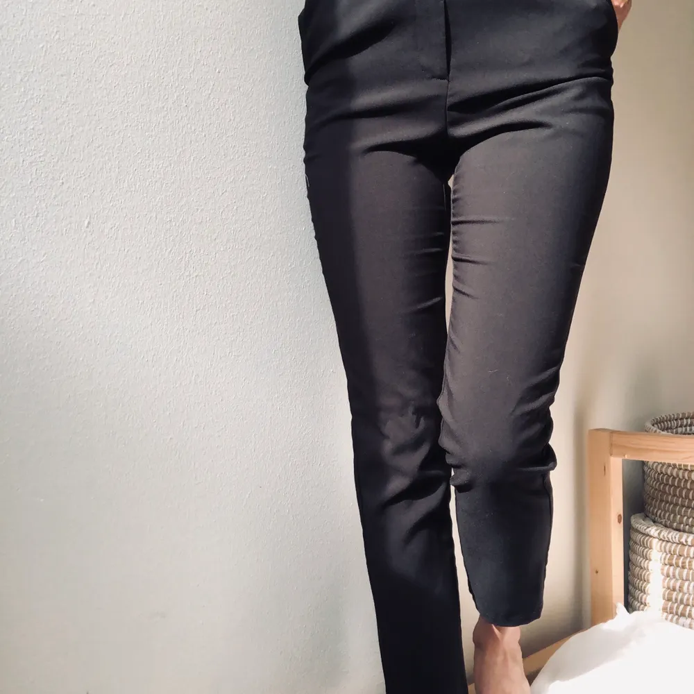 Svarta kostymbyxor från NA-KD i smal passform. Endast provande. . Jeans & Byxor.