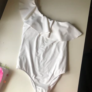 Baddräkt HM - Helt oanvänd baddräkt🩱 köpt här på Plick men måste tyvärr sälja då den var för liten. Storlek 38!💖 trosskydd sitter kvar. Köparen står för frakten💌