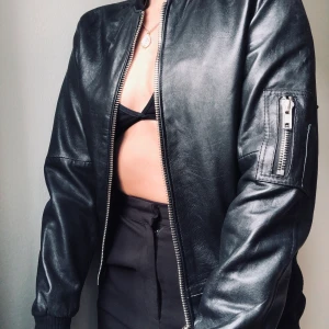 Skinnjacka  - Skinnjacka i bombermodell från Deadwood - som gör skinnjackor i återvunnet skinn. Nyskick och endast provad.