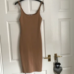 Klänning  - Midi nude klänning från Zara! 