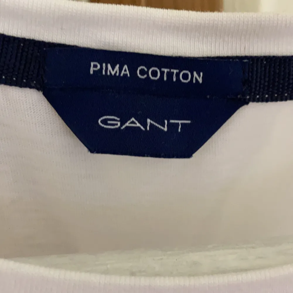 Säljer en vit Gant T shirt. Använd 1 gång. Kan mötas upp. . T-shirts.