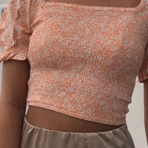 Orange topp, jätte snygg på sommarn  - Jätte söt topp som tyvärr inte har kommit så mkt till användning, pågrund av att den inte riktigt är min stil. Frakten står köparen för, ungefär 60kr.