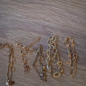 Armband  - Det är lite olika prise beroende på vilket man köper. Alla på första kostar 10 kr. Några på andra bilden kostar 10 kr men några är lite dyrare då dem var köpte dyrare. Frakten för 1-3 armband kostar 11 4-6 armband kostar 22 kr och fler än 6 kostar 44kr⚡️🦋