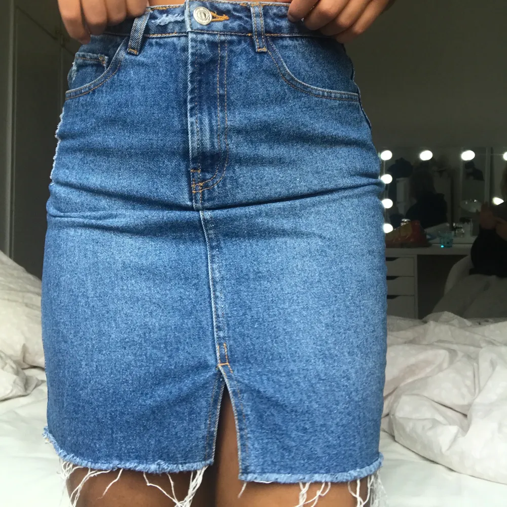 Säljer min jeans kjol som jag köpte förra året från bikbok, inte använd så mycket därav ser den ny ut! . Kjolar.