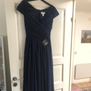 Ny långklänning  - Helt ny långklänning, köparen står för frakten. Därav priset är så lågt. Passar S