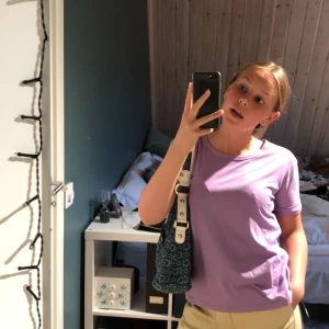 Lila tröja - En lila tröja från shein i skönt mjukt material. En M men mer en S. Använd 1 gång. Kommer ej till användning. Väldigt bra skick. Kan frakta, kanske mötas. Fråga om ni vill veta något.