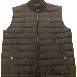 Tommy väst strlk M använd 2 gånger - Hej jag säljer nu min tommy väst då jag har alldeles för många västar men bara använder 1 av dem. Västen är använd 2 gånger och är storlek M men passar även S. Västen är köpt för 1600kr men säljer för 800-1000kr