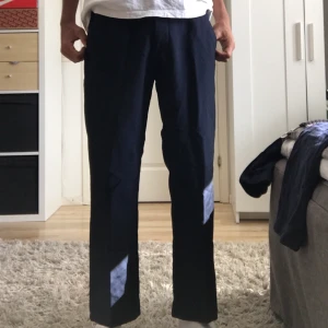 Blåa kostymbyxor - Blåa kostymbyxor från hm, säljer då de är för små för mig. De är blåare i verkligheten.jag är 172 cm Pris kan diskuteras, budgivning om fler är intresserade, frakt tillkommer
