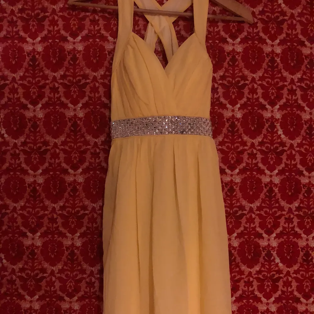 Gult är fult 😎 här är en helt oanvänd balklänning. Hoppas du gillar den. Klänningen är köpt på en pop-up butik. Klänningar.