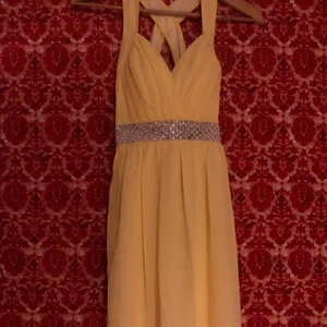 Balklänning  - Gult är fult 😎 här är en helt oanvänd balklänning. Hoppas du gillar den. Klänningen är köpt på en pop-up butik