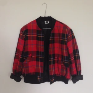  - 🍒 Jacka med dragkedja i storlek 40-42 eller M/L. Aldrig använd! 💋