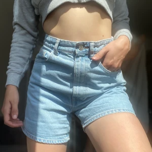 helt ny Zara mom shorts - high waisted long shorts from Zara can be worn cuffed. unfortunately they do not fit me anymore. have only been worn a handful of times.