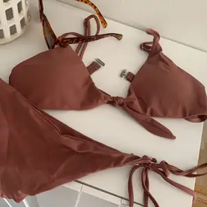 En zaful bikini i storlek S. Lite lite på mig så passar någon med lite mindre byst🌟 fler bilder kan såklart skickas! Bikini är ifrån Zaful