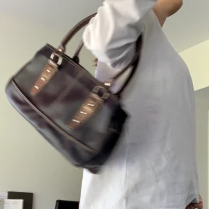 Vintage väska - Supercool vintage väska🤩 köpt här på Plick, tyvärr inte kommit till användning🥺 från udom agg🥰 frakt tillkommer