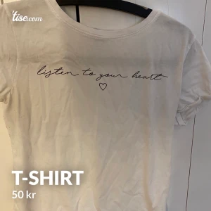T-shirt  - Vit T-shirt med text.